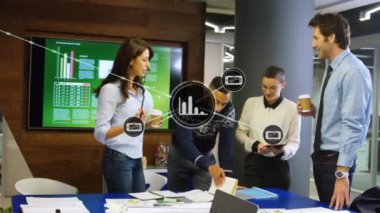 Ofiste bir plan üzerinde tartışan çeşitli iş adamları üzerinde dijital simge ağının animasyonu. Küresel ağ ve iş teknolojisi kavramı