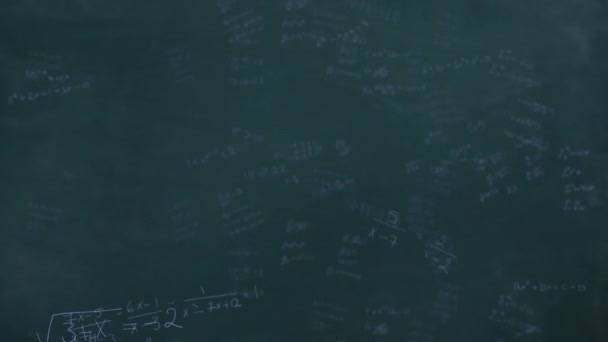 Анимация Математических Уравнений Формул Падающих Фоне Серой Доски Концепция Школы — стоковое видео
