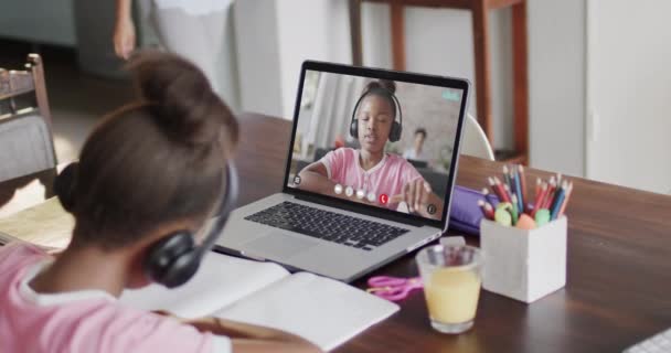 Африканська Дівчина Американка Використовує Ноутбук Відеодзвінка Другом Афроамериканцем Екрані Комунікація — стокове відео