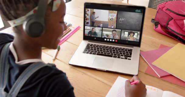 アフリカ系アメリカ人女性の学生は 多様な学生や教師とオンラインレッスンのためにラップトップを使用しています コミュニケーション テクノロジー 学習とオンライン教育 デジタル複合ビデオ — ストック動画