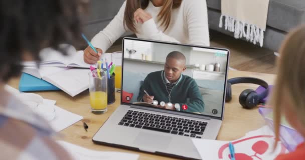 Estudantes Diversos Usando Laptop Para Videochamada Com Estudante Afro Americano — Vídeo de Stock