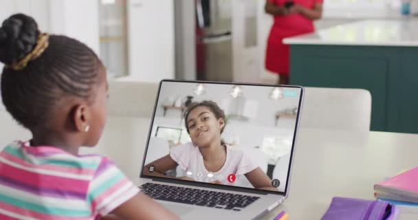 Ekranda Melez Okul Arkadaşıyla Görüntülü Konuşma Yapmak Için Dizüstü Bilgisayar — Stok video