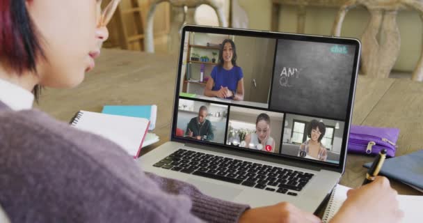 Asiatische Studentin Nutzt Laptop Für Online Unterricht Mit Verschiedenen Schülern — Stockvideo
