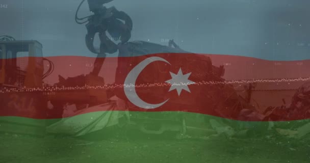 Animação Acenar Bandeira Azerbaijan Contra Máquina Elevação Hidráulica Ferro Velho — Vídeo de Stock