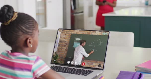 Ekranda Çift Irklı Erkek Öğretmenle Çevrimiçi Ders Için Dizüstü Bilgisayar — Stok video