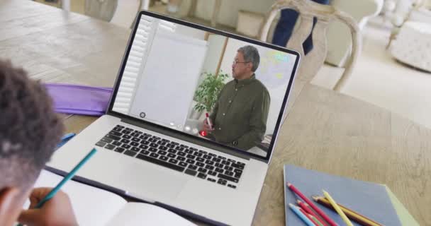 Африканський Американський Хлопчик Використовує Ноутбук Онлайн Уроку Вчителем Птахів Екрані — стокове відео