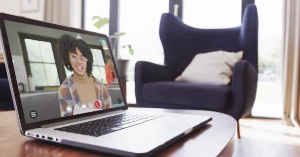 アフリカ系アメリカ人女子大生とのビデオ通話付きノートパソコン画面 コミュニケーション テクノロジー 学習とオンライン教育 デジタル複合ビデオ — ストック動画