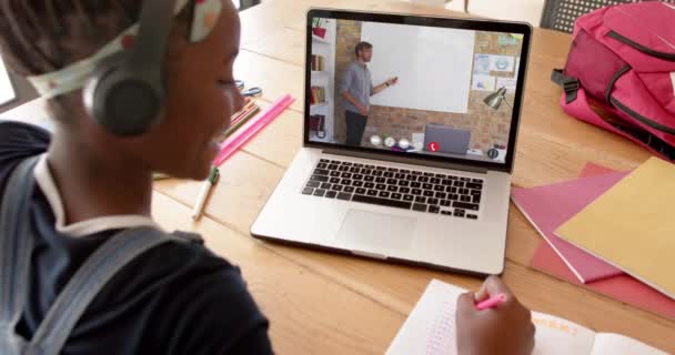 Afrikai Amerikai Diáklány Laptopot Használ Online Leckéhez Fehér Férfi Tanárral — Stock videók