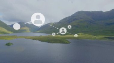 Bulutlu gökyüzüne karşı göl ve dağın havadan görünüşü üzerine bağlı ikonların animasyonu. Dijital bileşik, çoklu pozlama, iletişim, manzara, soyut, doğa ve teknoloji kavramı.