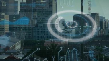 Gökyüzüne karşı modern şehrin havadan görüntüsü üzerinde grafikler, daireler ve güç kaynağı animasyonu. Dijital bileşik, çoklu pozlama, şekil, rapor, iş, güç arzı, mimari ve teknoloji.