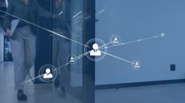 Ofiste yürüyen Asyalı iş kadınının düşük açılı görüntüsü üzerinden profil simgelerinin oluşturduğu bir ağ animasyonu. Küresel ağ ve iş teknolojisi kavramı