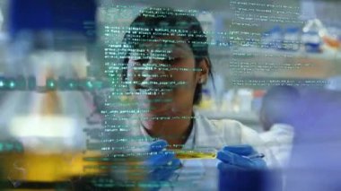 Laboratuvarda çalışan çift ırklı kadın bilim adamına karşı veri işleme animasyonu. Tıbbi araştırma ve bilim teknolojisi kavramı