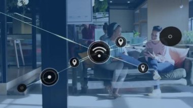 Ofiste tartışan iki farklı kadına karşı dijital ikon ağının animasyonu. Küresel ağ ve iş teknolojisi kavramı