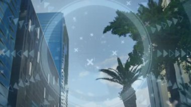 Çizgilerin ve okların dairesel olarak modern binaların gökyüzüne karşı alçak açılı görüntüsüne göre çizilmesi. Dijital bileşik, çoklu pozlama, şekil, yön, soyut ve mimari kavram.