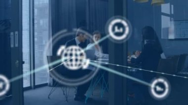 Ofiste birlikte tartışan çeşitli iş adamlarına karşı dijital simge ağının animasyonu. Küresel ağ ve iş teknolojisi kavramı