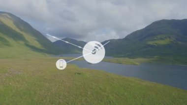 Dağlar arasında göl manzarası üzerinde bulutlu gökyüzüne karşı bağlı ikonların canlandırması. Dijital bileşik, çoklu pozlama, iletişim, manzara, doğa ve teknoloji kavramı.