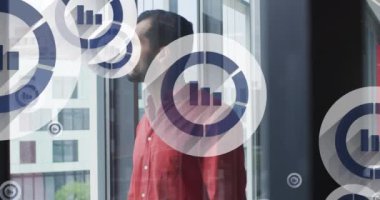 Ofiste pencereden dışarı bakan düşünceli Orta Doğulu adam üzerine çizgi grafik simgelerinin animasyonu. İş veri teknolojisi kavramı