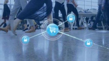 Dijital simge ağının, ofiste yürüyen insanların alt kesimlerine karşı animasyonu. Küresel ağ ve iş teknolojisi kavramı