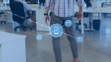 Ofiste çalışan farklı kişilere karşı dijital simge ağının animasyonu. Küresel ağ ve iş teknolojisi kavramı