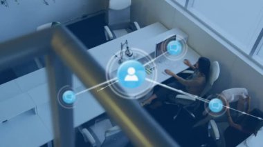 Dijital simge ağının animasyonu, ofiste çalışan farklı insanların genel bakış açısına karşı. Küresel ağ ve iş teknolojisi kavramı