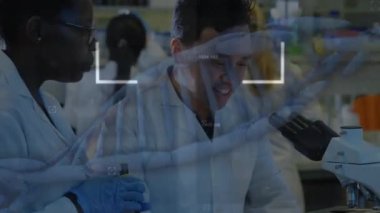 Laboratuvarda tartışan çeşitli erkek ve kadın bilim adamları üzerinde DNA yapısının animasyonu. Tıbbi araştırma ve bilim teknolojisi kavramı