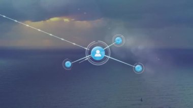 Bulutlu gökyüzüne karşı deniz manzarası üzerinden geçen çizgilerle bağlantılı noktaların animasyonu. Dijital bileşik, çoklu pozlama, iletişim, okyanus, su, doğa ve teknoloji kavramı.