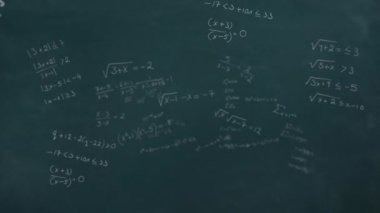 Gri tebeşir tahtasında yüzen matematiksel denklemlerin ve formüllerin animasyonu. Okul ve eğitim kavramı