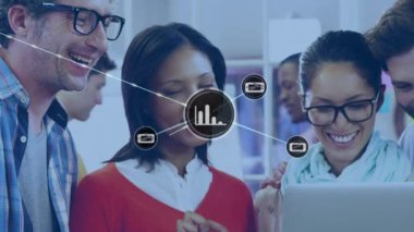 Ofiste dizüstü bilgisayara bakıp gülümseyen çeşitli meslektaşların dijital simge ağının animasyonu. Küresel ağ ve iş teknolojisi kavramı