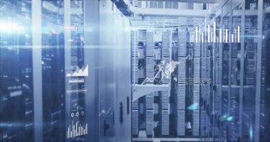 Bilgisayar sunucu odasına karşı veri işleme ve mozaik karelerin animasyonu. Bilgisayar arayüzü ve iş veri depolama teknolojisi kavramı