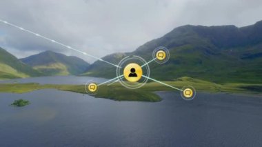 Dağlar arasında göl manzarası üzerinde bulutlu gökyüzüne karşı bağlı ikonların canlandırması. Dijital bileşik, çoklu pozlama, iletişim, manzara, doğa ve teknoloji kavramı.
