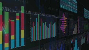 Siyah arkaplana karşı istatistiksel veri işleme arayüzünün canlandırması. Bilgisayar arayüzü ve iş veri teknolojisi kavramı
