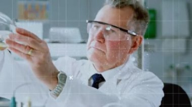 Laboratuvarda çalışan beyaz erkek bilim adamı üzerinde veri işleme ve DNA yapısının animasyonu. Tıbbi araştırma ve bilim teknolojisi kavramı