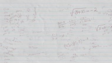 Beyaz çizgili kağıt zemin üzerinde yüzen matematiksel denklemlerin ve formüllerin animasyonu. Okul ve eğitim kavramı
