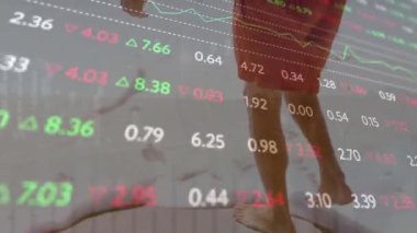 Ticaret panosunun animasyonu, sörf tahtası olan bir adamın sahilde sörf yapmaya gitmesi. Dijital bileşik, çoklu pozlama, iş, spor ve borsa konsepti.