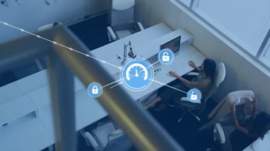 Dijital simge ağının animasyonu, ofiste çalışan farklı insanların genel bakış açısına karşı. Küresel ağ ve iş teknolojisi kavramı