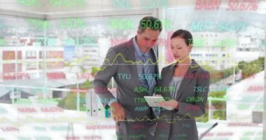 Dijital tablet kullanan Kafkas iş adamı ve iş kadınının veri işleme animasyonu. Küresel ekonomi ve iş teknolojisi kavramı