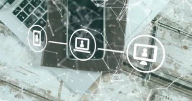 Tahta masadaki ofis ekipmanlarına karşı bağlantılar ve dijital simgelerin animasyonu. Küresel ağ ve iş teknolojisi kavramı