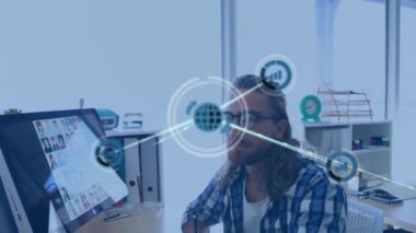 Ofiste bilgisayar kullanan beyaz bir adama karşı dijital simge ağının animasyonu. Küresel ağ ve iş teknolojisi kavramı