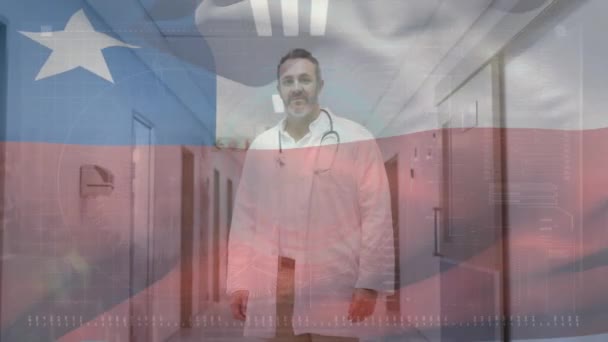 Animación Ondear Bandera Texas Contra Médico Senior Birracial Masculino Sonriendo — Vídeo de stock