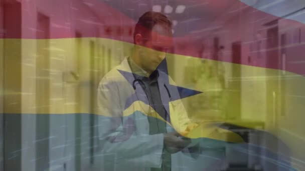 Animacja Machająca Flagą Ghany Przeciwko Białemu Mężczyźnie Starszemu Lekarzowi Używającemu — Wideo stockowe