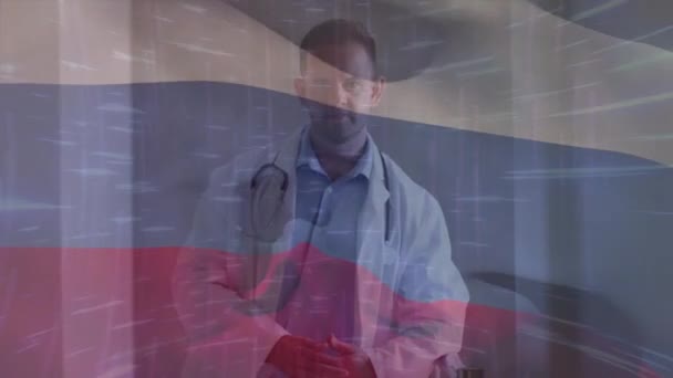 Animering Viftande Rysk Flagga Mot Biracial Manliga Överläkare Stående Sjukhus — Stockvideo