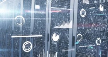 Bilgisayar sunucu odasına karşı veri işleme, ışık noktası ve mikroişlemci bağlantılarının animasyonu. Bilgisayar arayüzü ve iş veri depolama teknolojisi kavramı