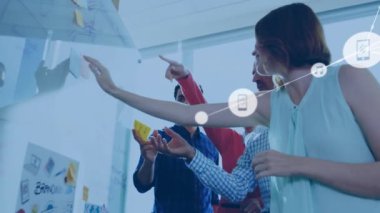 Dijital simge ağının animasyonu not notları üzerinde tartışan çeşitli gruplar üzerinde. Küresel ağ ve iş teknolojisi kavramı