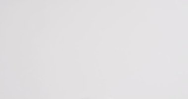 Beyaz arka planda beyaz rugby topu, fotokopi alanı, yavaş çekim. Rugby, spor, yarışma ve oyunlar dijital olarak oluşturuldu.