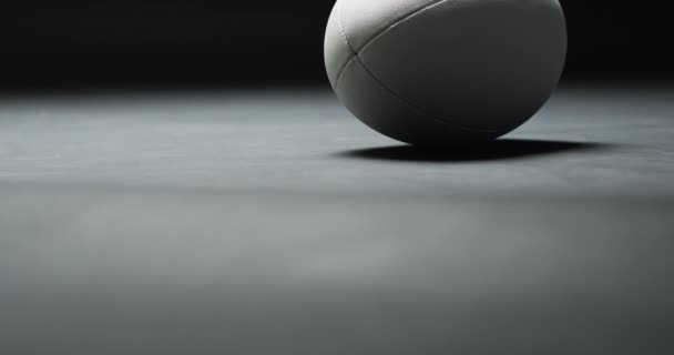 Bola Rugby Branca Fundo Escuro Com Espaço Cópia Câmera Lenta — Vídeo de Stock