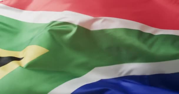 Weißer Rugby Ball Rollt Zeitlupe Über Die Wehende Südafrikanische Flagge — Stockvideo