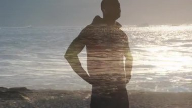 Afrika kökenli Amerikalı bir adamın dinlenmesi üzerine deniz manzarası canlandırması, gerinme. Küresel bağlantılar, refah, zindelik ve dijital olarak üretilen sağlıklı yaşam tarzı konsepti.