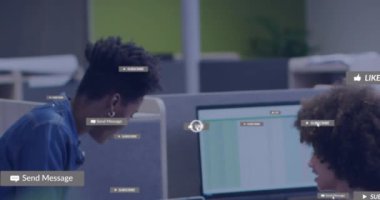 Sosyal medya ikonlarının ofiste tartışan iki farklı kadına karşı animasyonu. Sosyal medya ağı ve iş teknolojisi kavramı