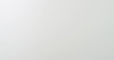 Beyaz arka planda siyah kartviziti olan melez bir adamın eli. Kopya alanı, ağır çekim. İş, iletişim detayları, modelleme, tasarım şablonu.