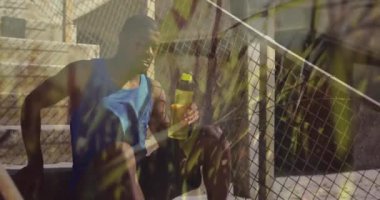 Afrika kökenli Amerikalı bir adamın güneşlenirken su molası vermesi üzerine çimen animasyonu. Doğa, refah, zindelik ve sağlıklı yaşam tarzı konsepti dijital olarak oluşturuldu..